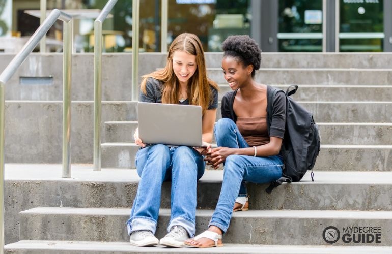 estudiantes universitarios revisando su horario en línea
