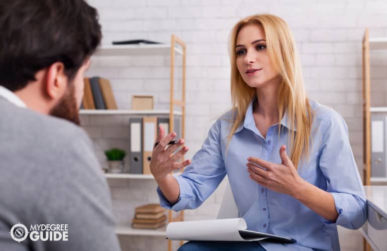 psicóloga hablando con un cliente en su oficina
