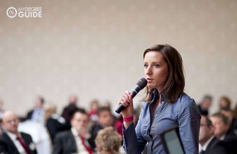 administrador público hablando durante una conferencia