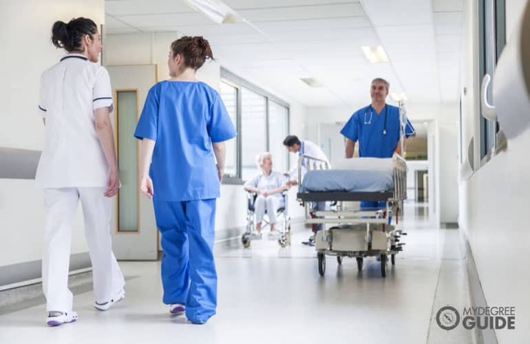 enfermeras caminando por el pasillo del hospital