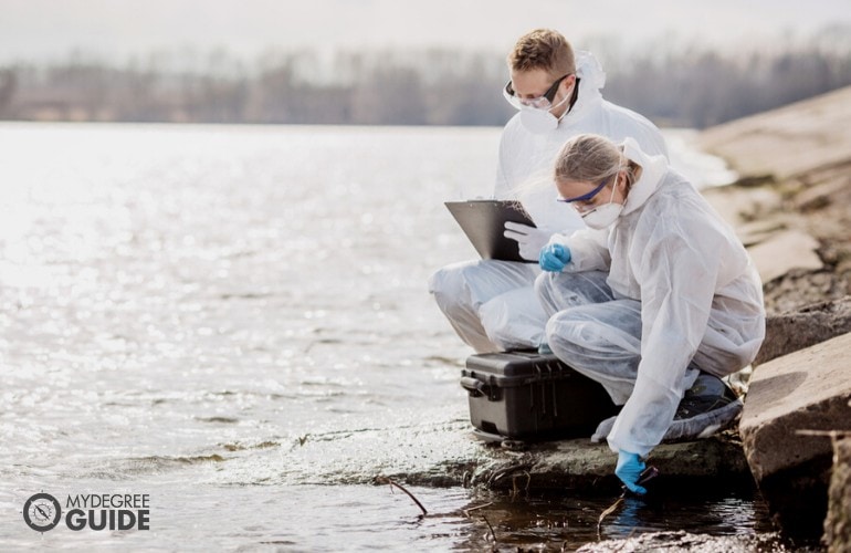 biólogos trabajando juntos en análisis de agua