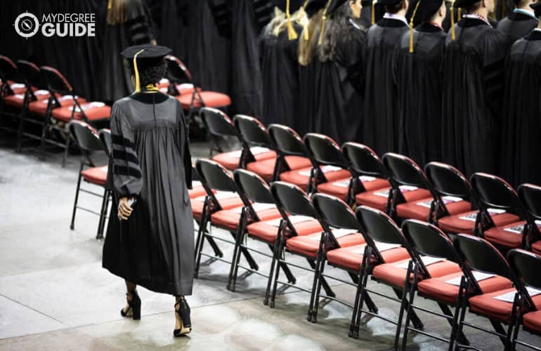 alguien caminando en una ceremonia de graduación universitaria