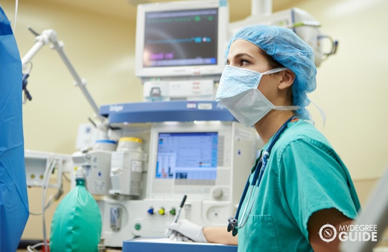 Enfermera anestesista ayudando durante la operación