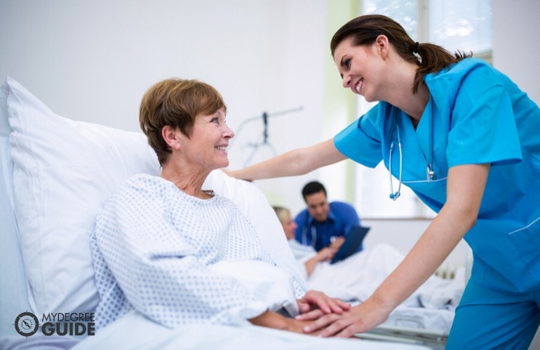 enfermera cuidando a su paciente