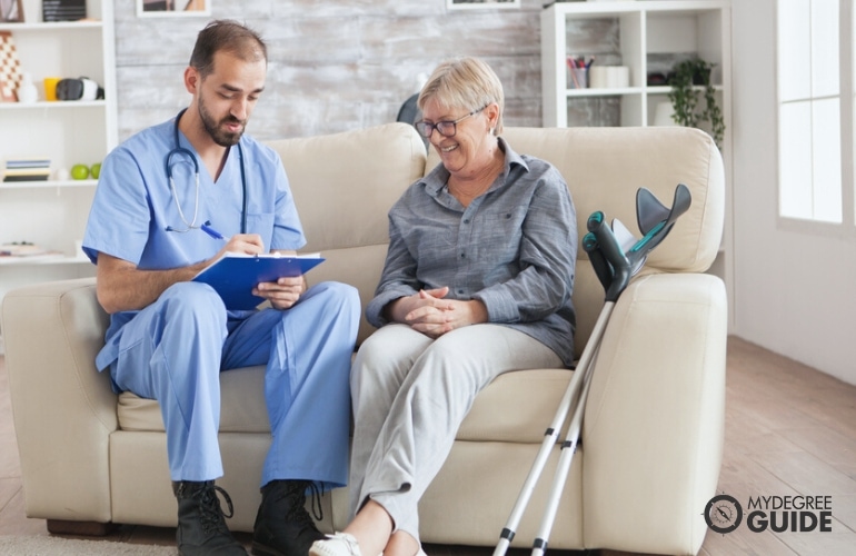 Enfermera practicante de gerontología de adultos entrevistando a un paciente