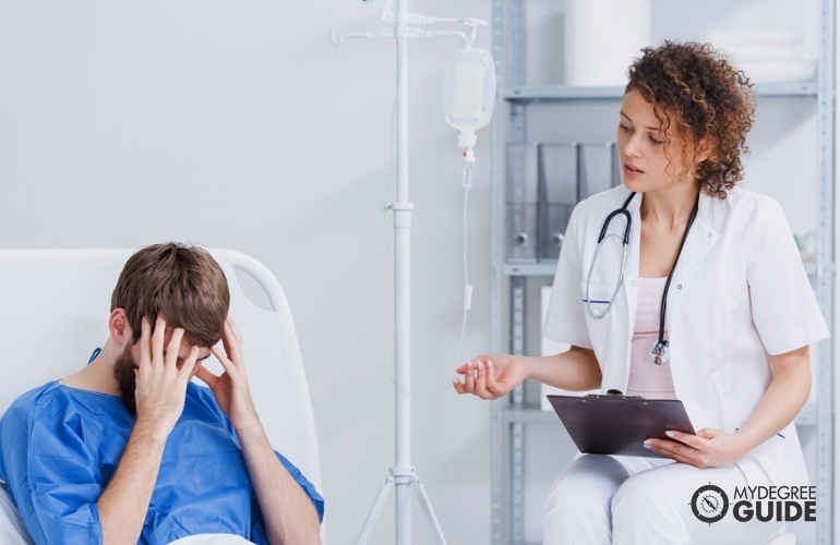 Psych Nurse Practitioner evaluando a un nuevo paciente