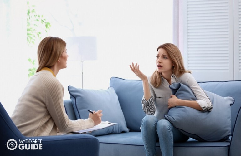 psicólogo escuchando a un paciente con ansiedad