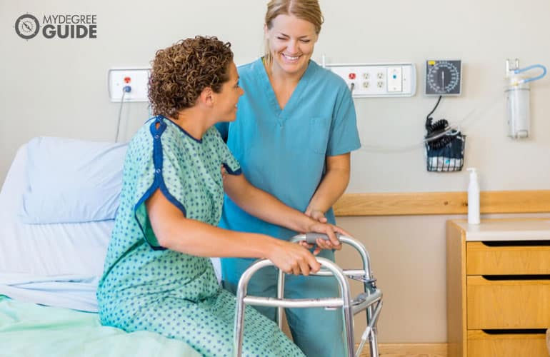 enfermera feliz ayudando a una paciente
