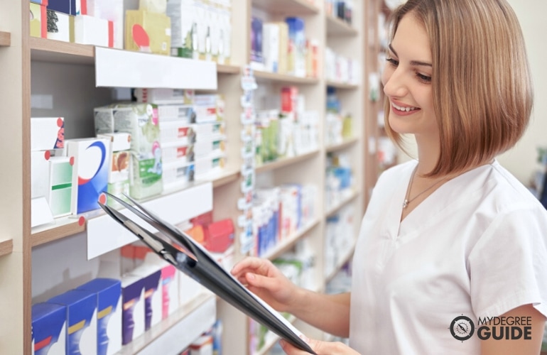 Gerente de compras verificando suministros médicos