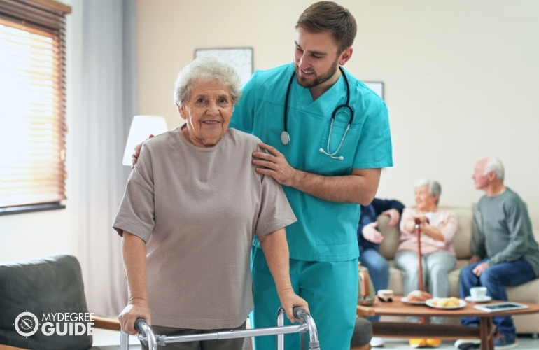 Enfermera practicante ayudando a un anciano en el cuidado del hogar