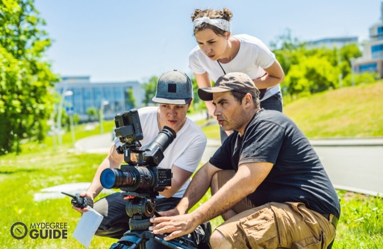 director de cine dando instrucciones al equipo de cámara durante la filmación