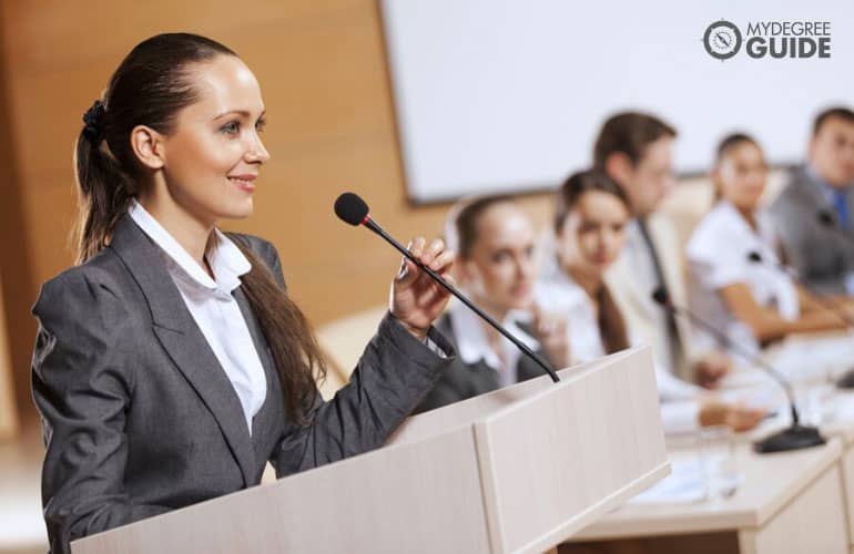 mujer gerente hablando en público durante una conferencia
