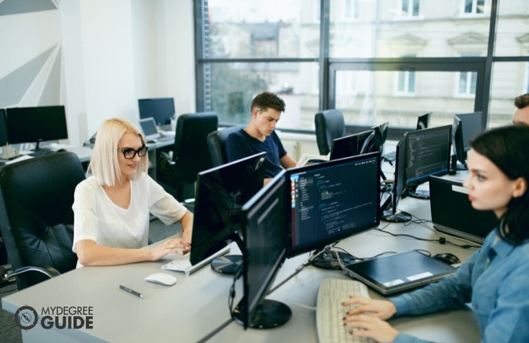programadores informáticos que trabajan en la oficina