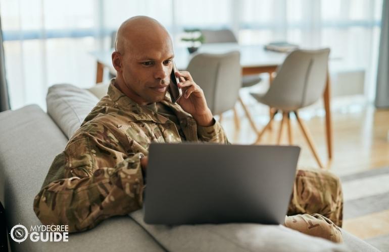 Veterano militar revisando el proceso de admisión a la universidad en línea