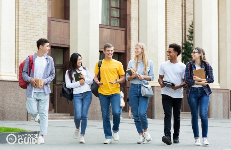 estudiantes universitarios caminando en el campus