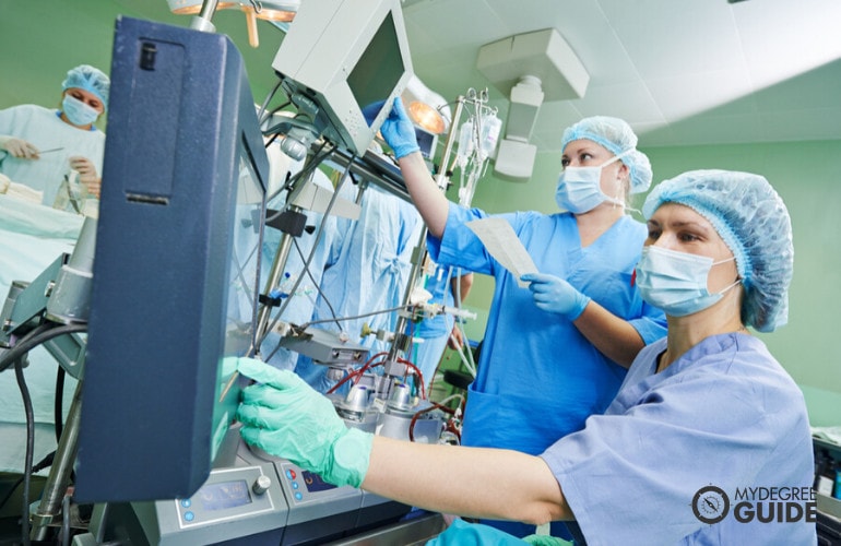Enfermeras anestesistas ayudando durante una operación