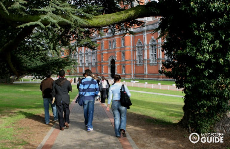 estudiantes entrando al edificio de la universidad