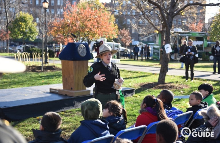 Park Ranger explicando las reglas del parque a los niños