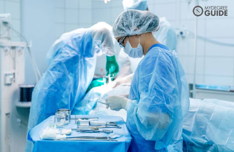asistente quirúrgico ayudando durante una operación médica