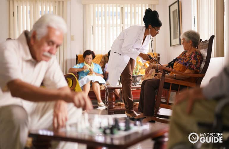 doctora revisando a las personas mayores en un asilo de ancianos
