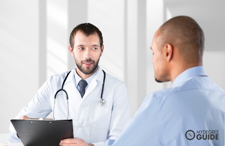 Consultor de salud hablando con un paciente