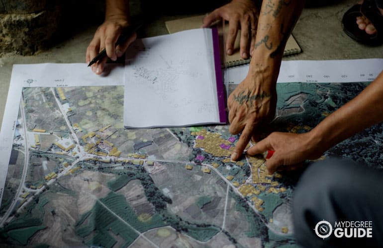 geógrafo marcando mapas