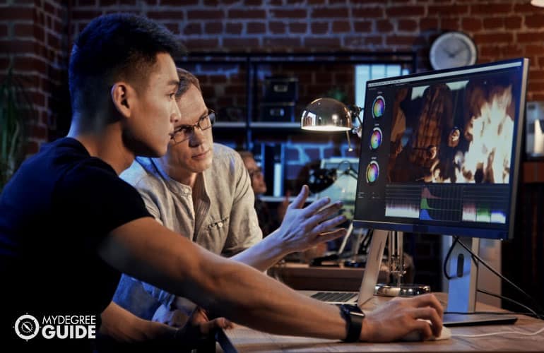 productores ejecutivos trabajando en la edición de un video en una computadora
