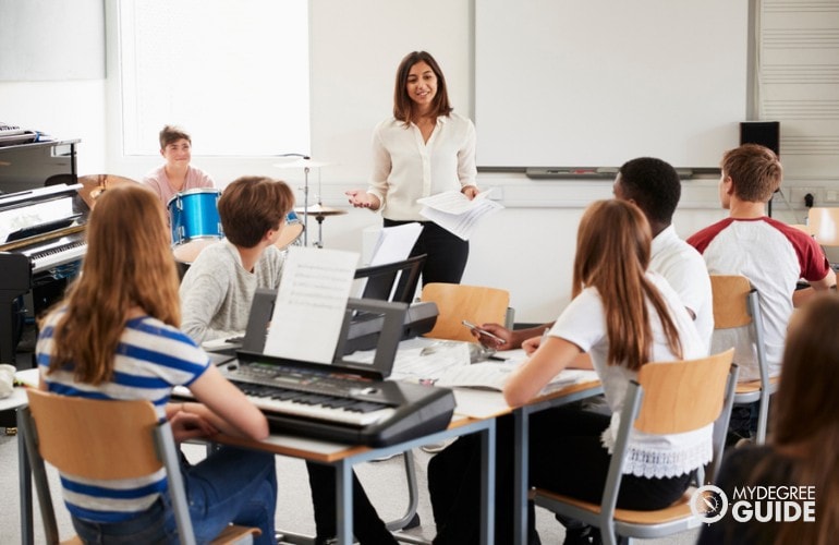 Profesora de música enseñando a sus alumnos en clase