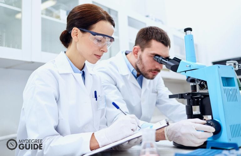 Científicos biológicos trabajando juntos en el laboratorio