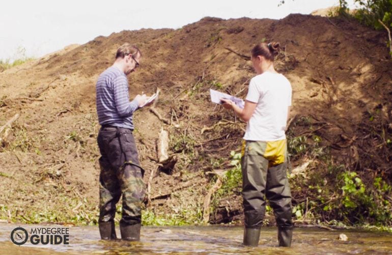 Científicos ambientales trabajando en el campo