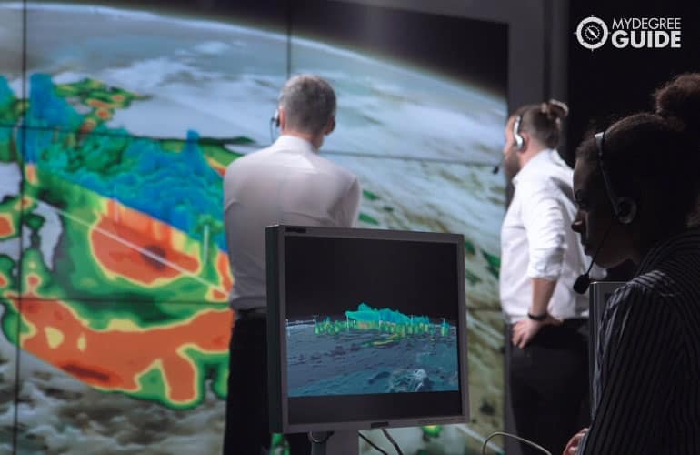 Meteorólogos monitoreando un huracán