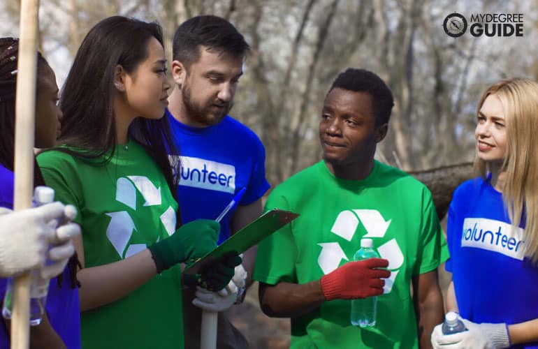 voluntarios durante una campaña de limpieza