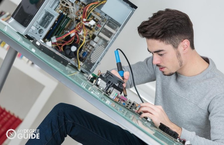 Ingeniero eléctrico trabajando en piezas de computadora