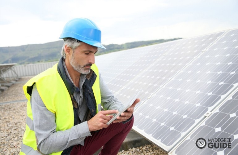 Ingeniero Ambiental inspeccionando paneles solares