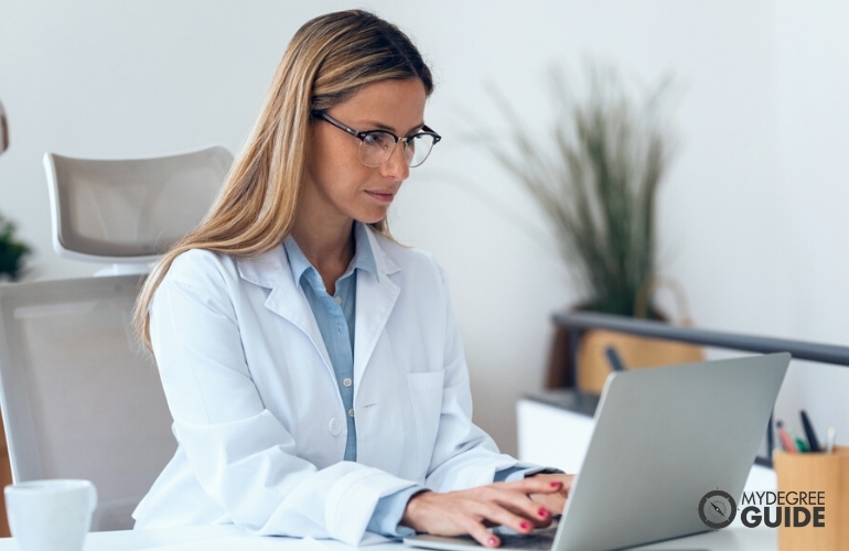 Mujer tomando certificado de análisis de atención médica en línea