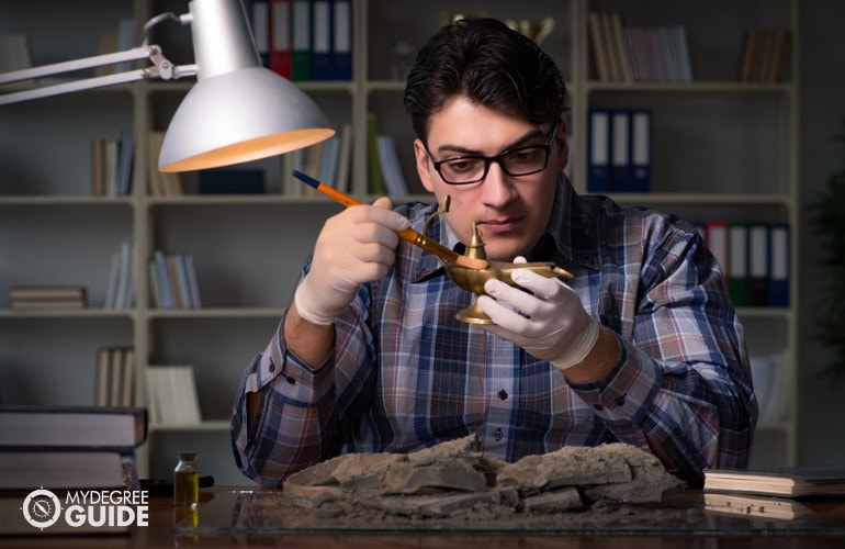 Antropólogo examinando nuevos artefactos encontrados
