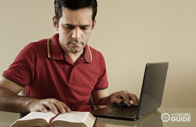 Hombre cursando su Doctorado en Estudios Bíblicos en línea
