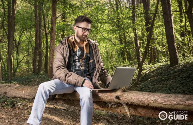 Hombre cursando su doctorado en Gestión Ambiental en línea