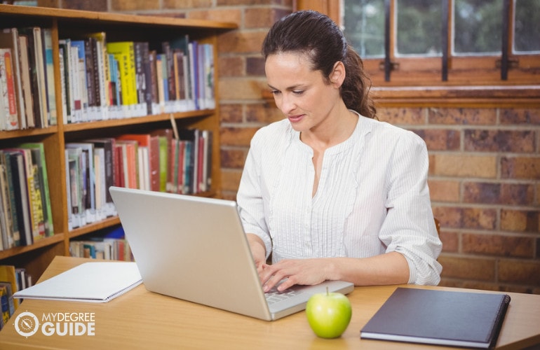 bibliotecaria trabajando en su laptop