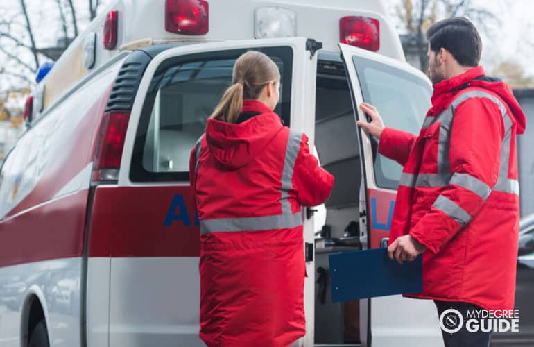 técnicos médicos de emergencia respondiendo durante una emergencia