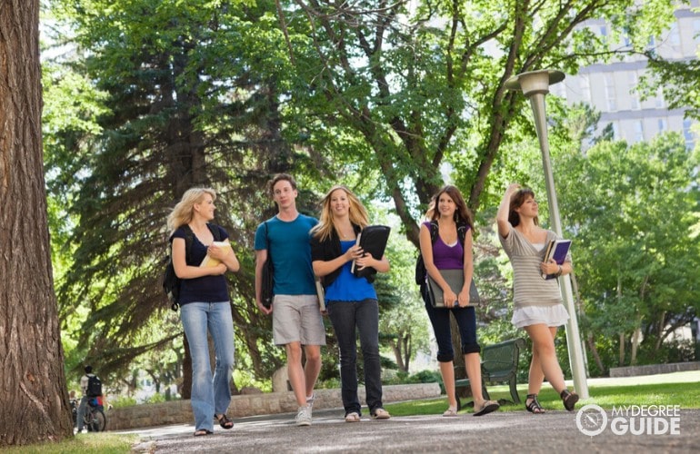 estudiantes caminando en el campus universitario