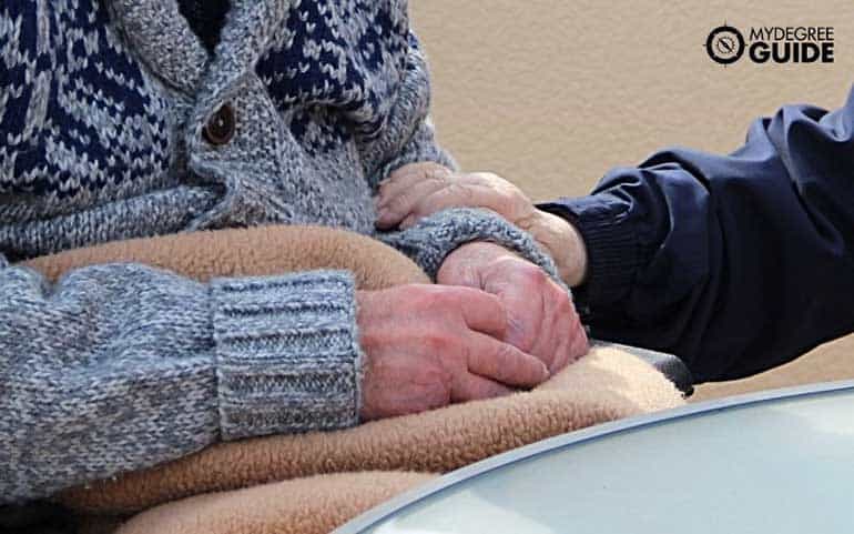 personal de servicios humanos con paciente de hogar de ancianos