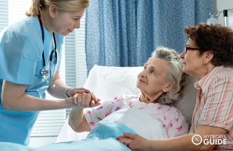 enfermera cuidando a un paciente anciano