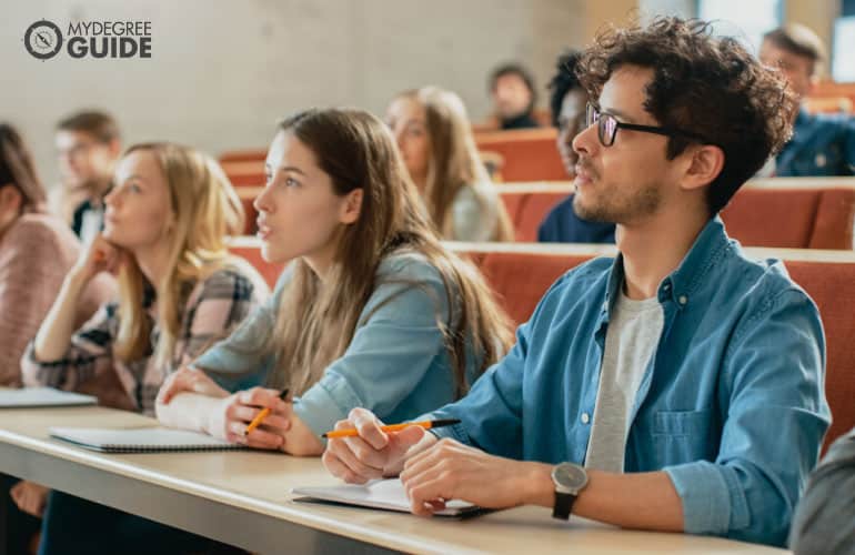 estudiantes universitarios sentados en una clase
